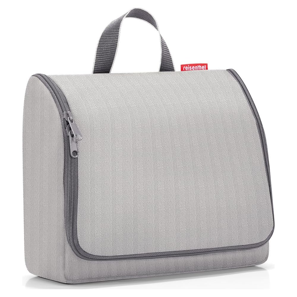 Graue Reisetasche mit Henkel und Reißverschluss, mit kleinem roten Logo.