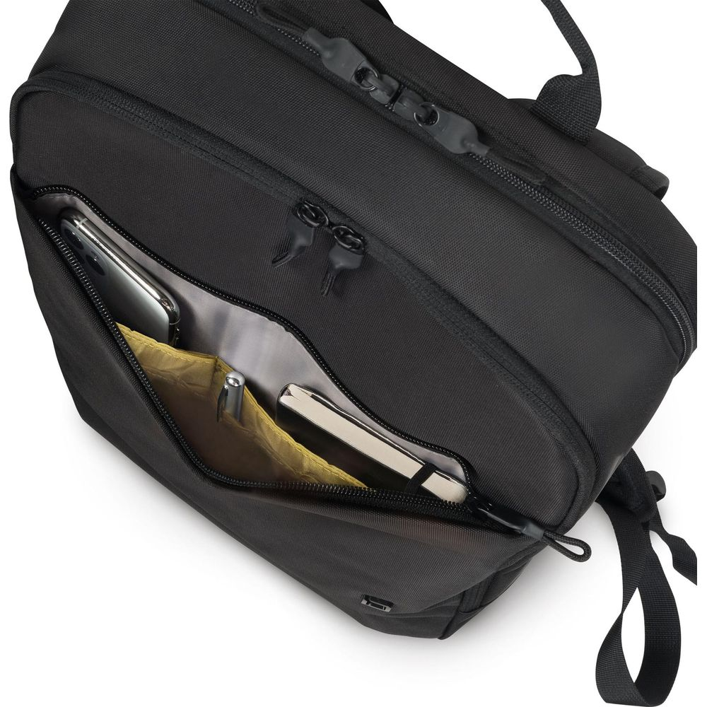 Schwarzer Rucksack mit offenem Fach, Handy, Stift und Notizbuch darin.