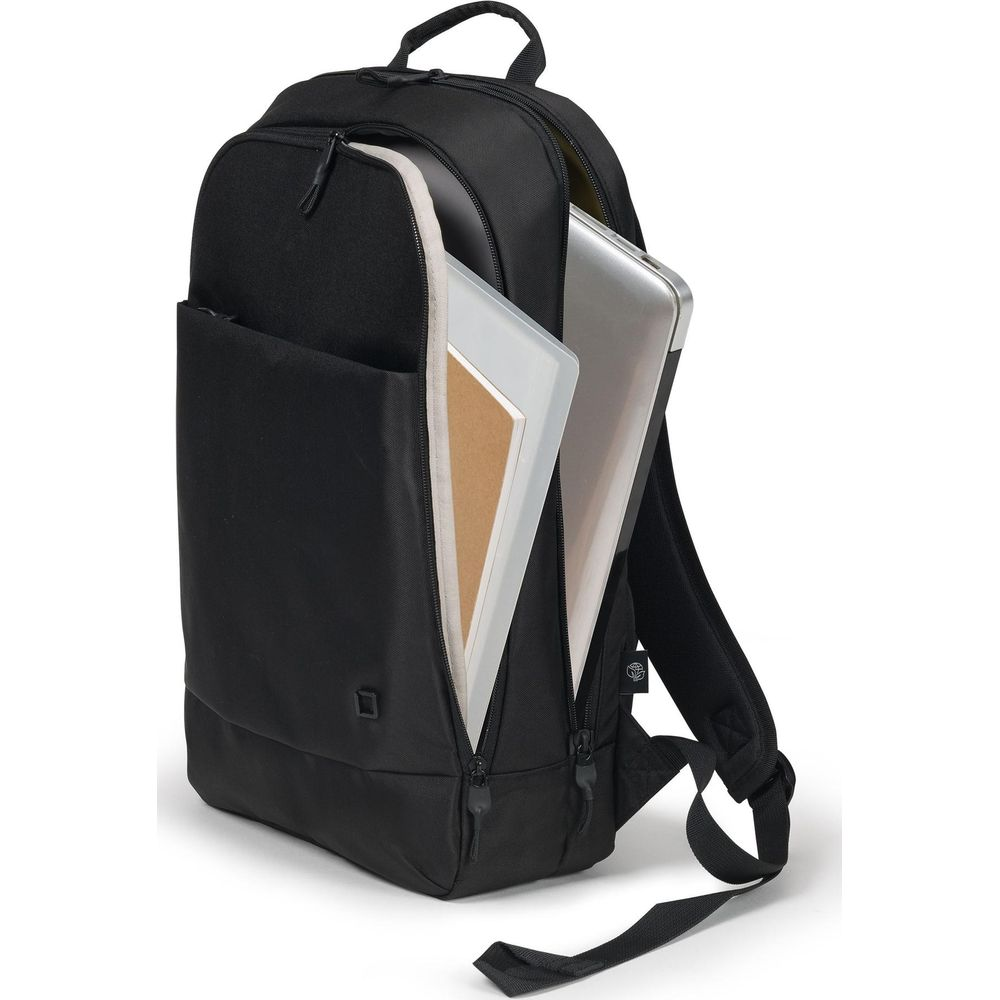Ein schwarzer Rucksack mit geöffnetem Fach, in dem ein Laptop und ein Notizbuch stecken.