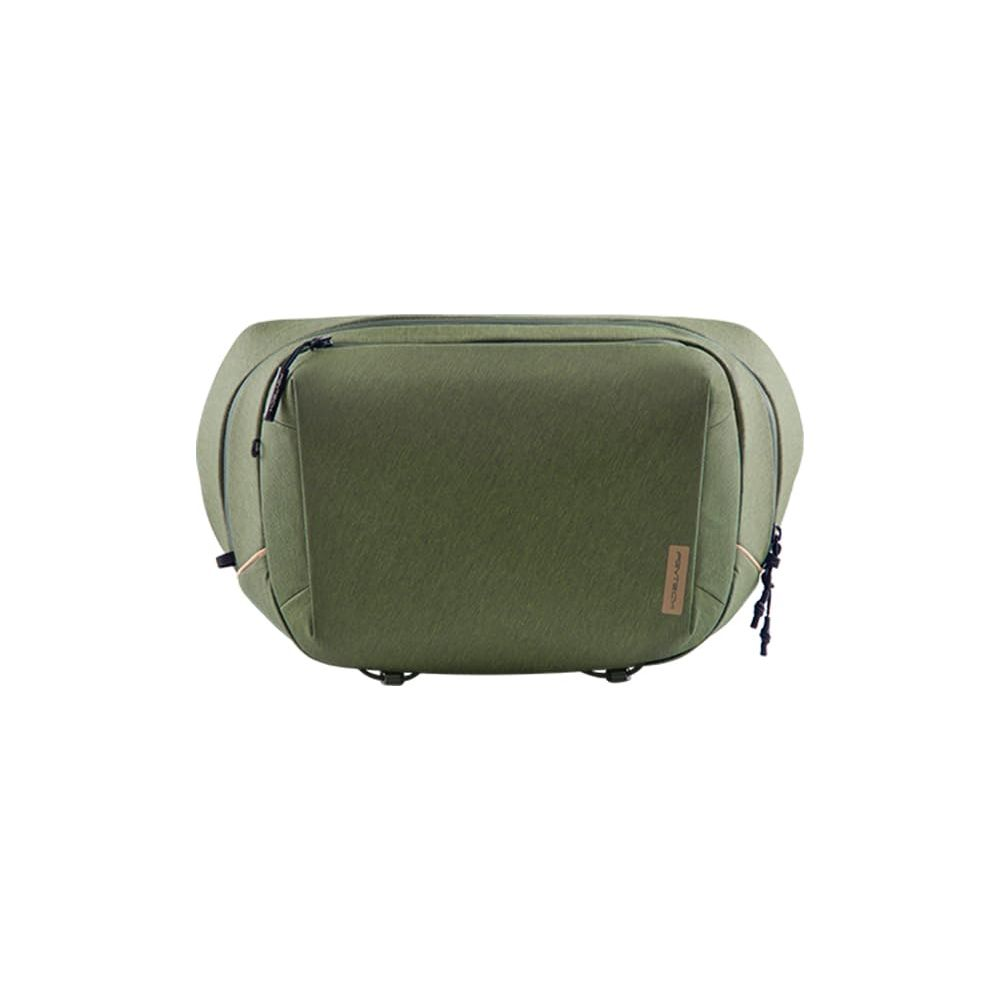 Una borsa a tracolla verde con cerniera e un piccolo tag arancione.