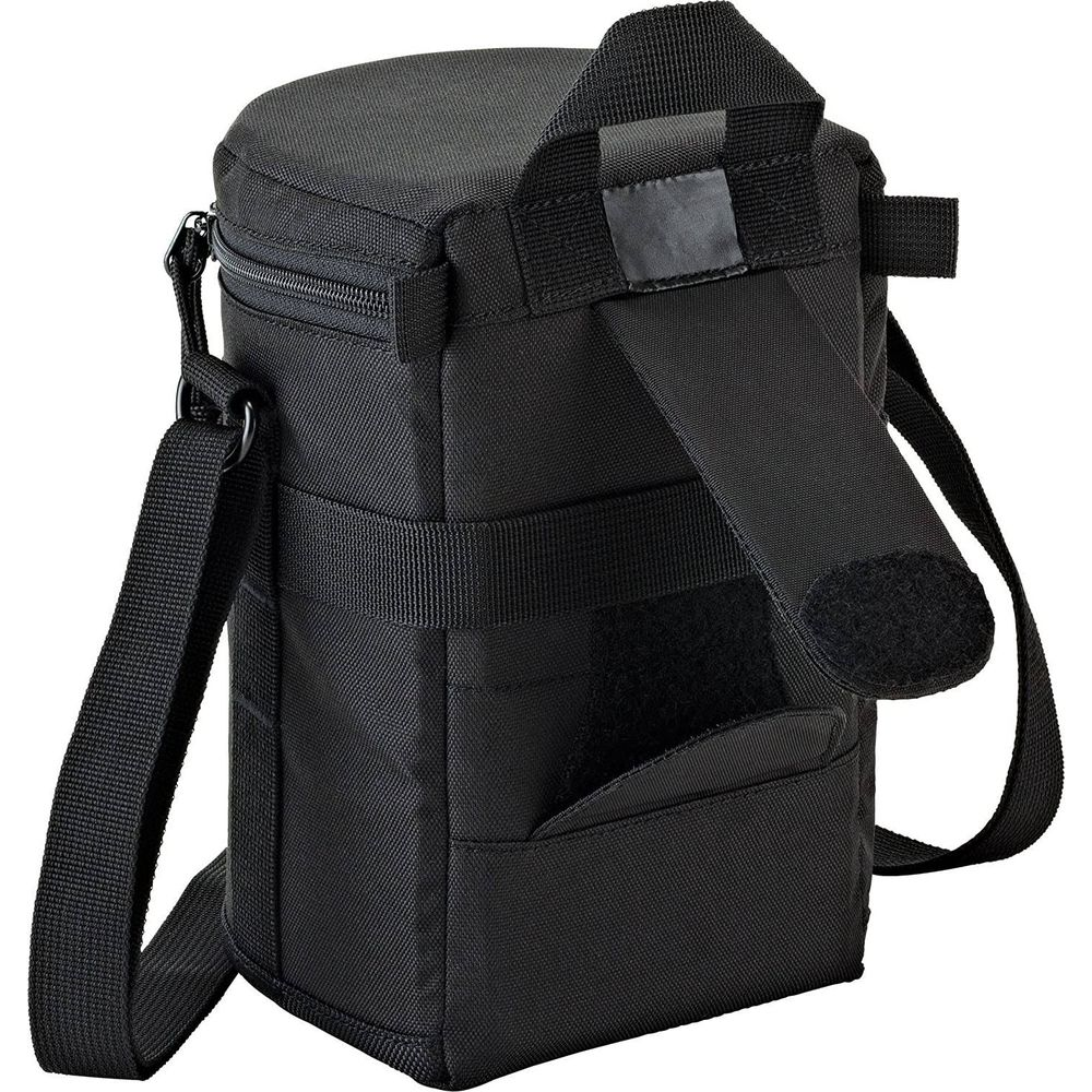 Eine schwarze, zylindrische Tasche mit Tragegurt und Reißverschluss.