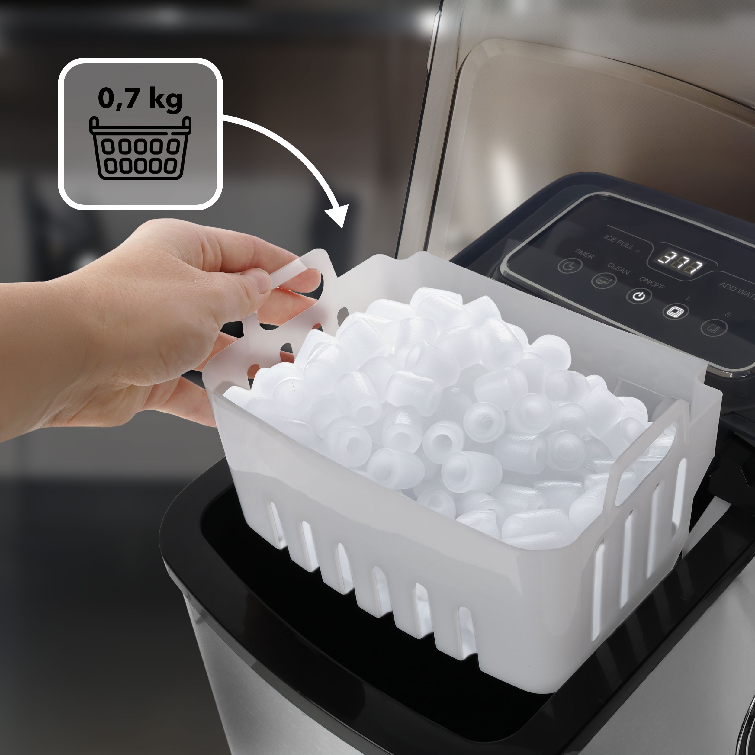 Ręka trzyma pojemnik na lód z 0,7 kg kostek lodu.