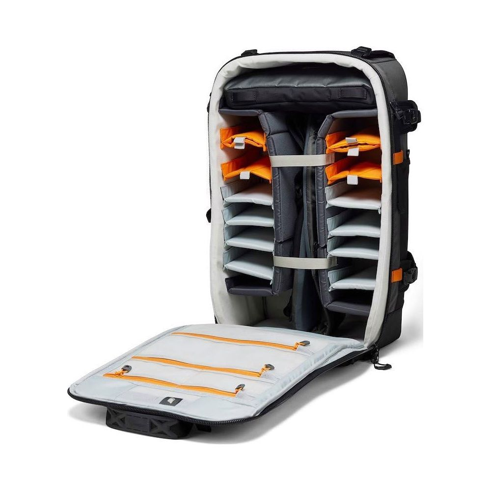 Un sac photo ouvert avec de nombreux compartiments et des touches orange.