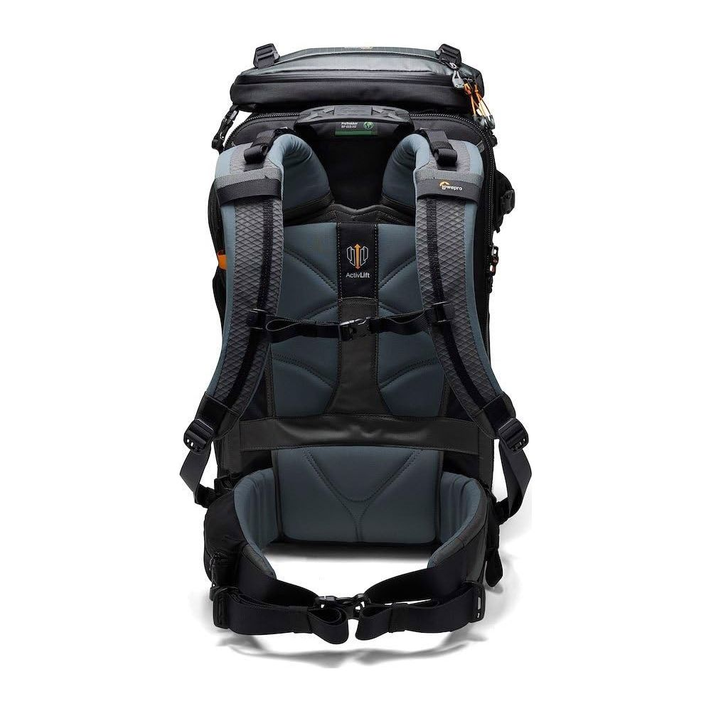 Vue arrière d'un sac à dos noir et gris avec bretelles rembourrées et ceinture.