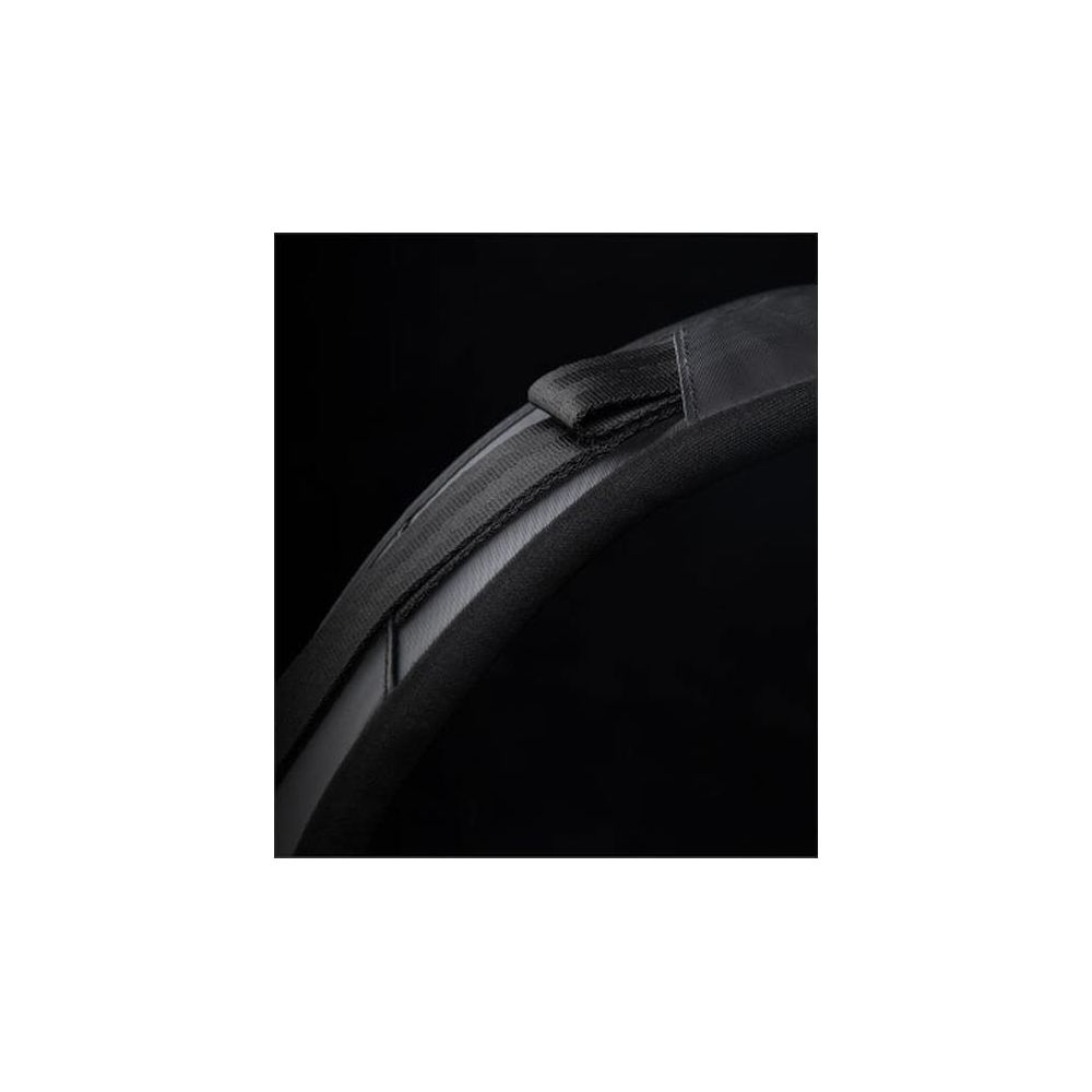 Gros plan d'une boucle de sangle rembourrée noire avec sangle noire.
