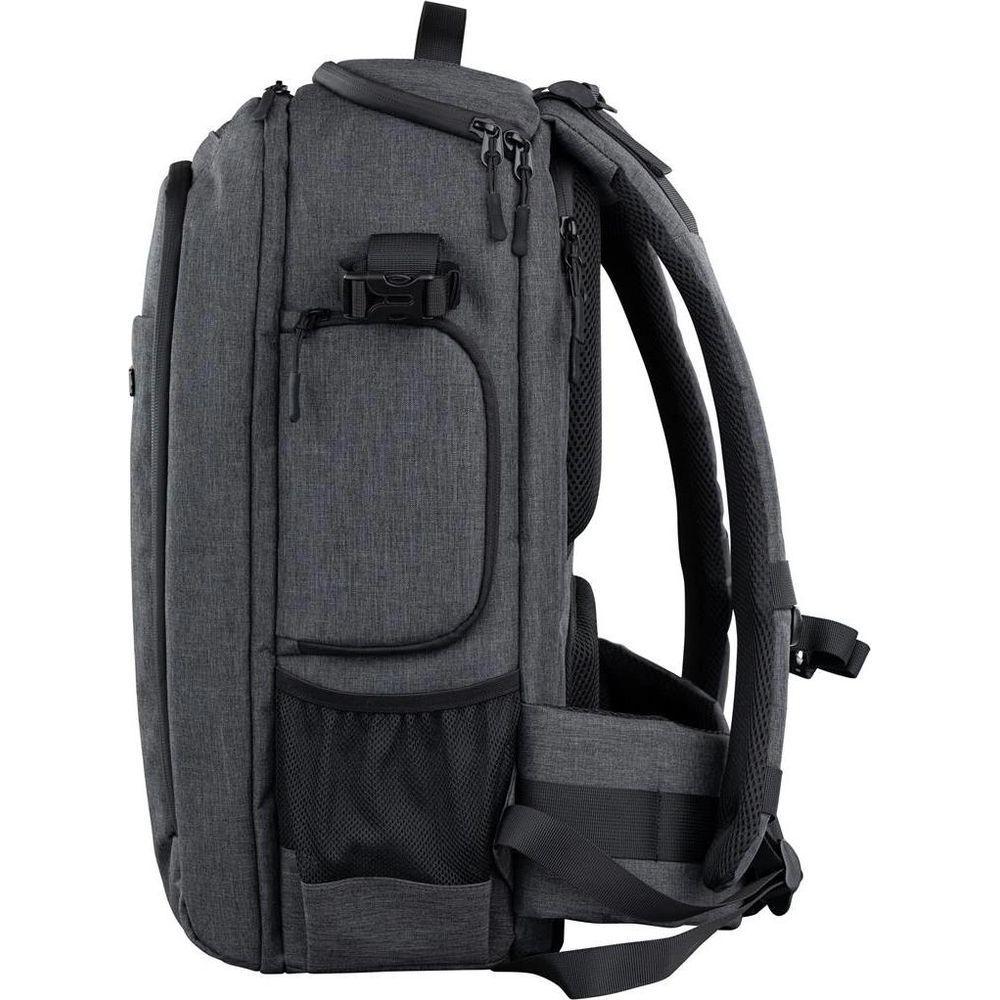 Un sac à dos gris avec plusieurs poches et sangles, vu de côté.