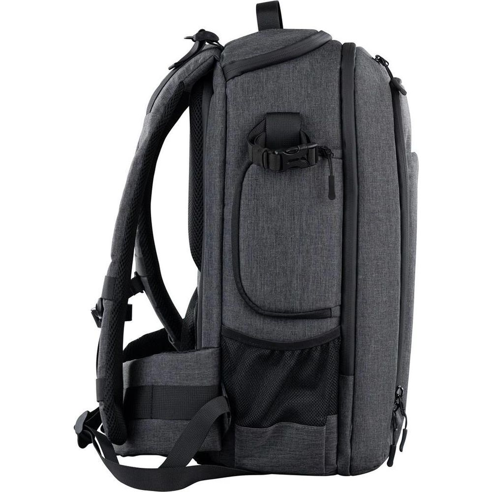 Sac à dos gris avec sangles et boucles noires, vue de côté avec poches en filet.