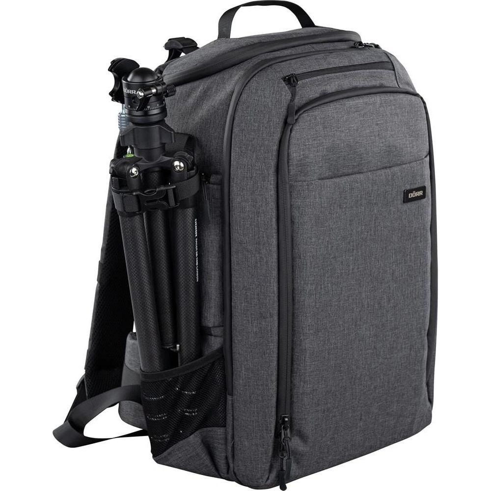 Sac à dos gris avec support pour trépied et trépied noir.