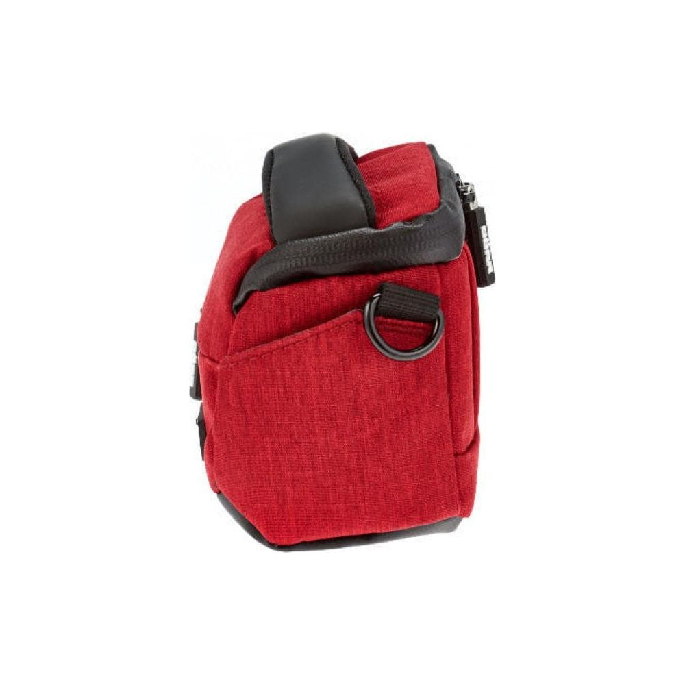 Rote Tasche mit schwarzem Griff und D-Ring, aus Stoff, mit Reißverschluss.