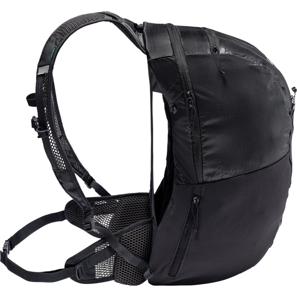 Schwarzer Rucksack mit Netzrücken und gepolsterten Gurten, von der Seite gezeigt.