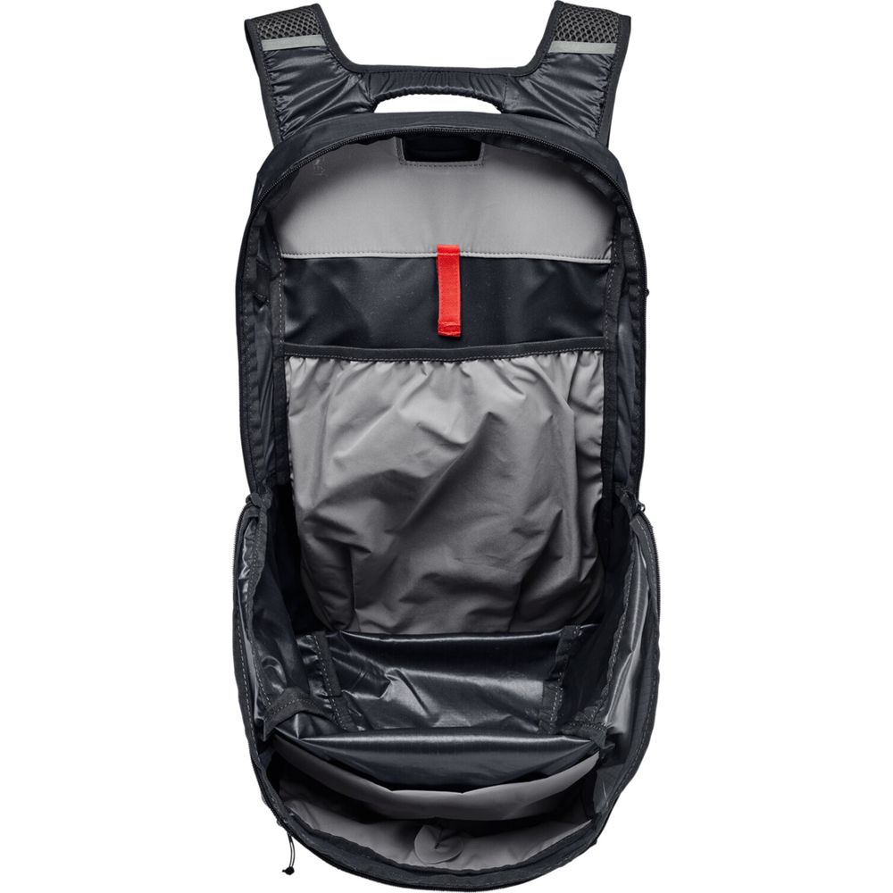 Ein schwarzer Rucksack mit offenem Hauptfach und grauen Taschen.