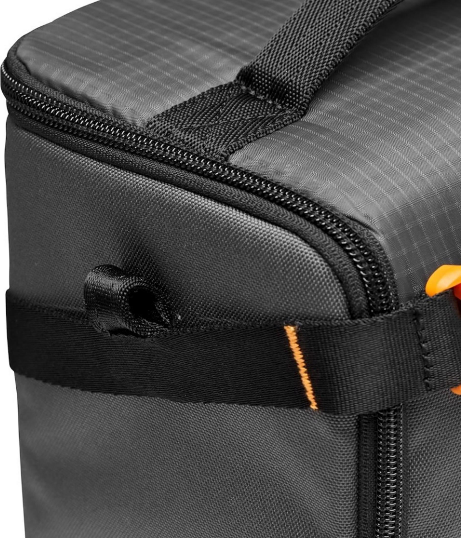 Primo piano di una borsa nera con cerniera e dettaglio arancione.