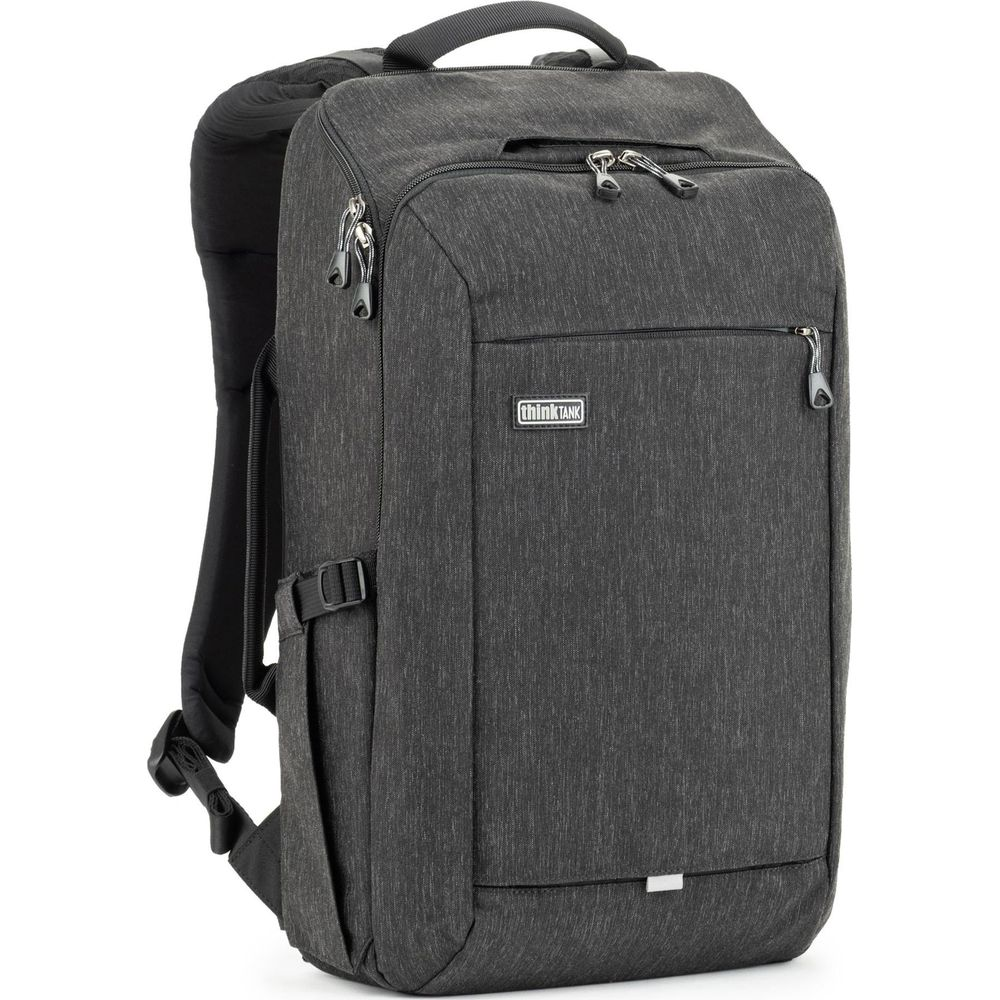 Ein dunkelgrauer Rucksack mit Textur, mehreren Reißverschlüssen und einem weißen Logo. Er hat gepolsterte Träger.