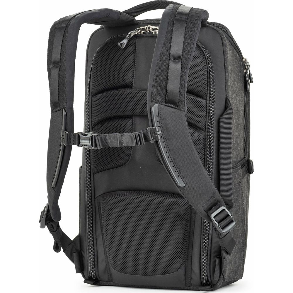 Rückansicht eines schwarzen Rucksacks mit gepolsterten Gurten und Netzrücken.