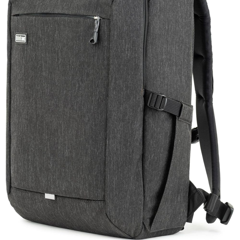 Dunkelgrauer Rucksack aus Stoff mit Reißverschluss und Riemen.