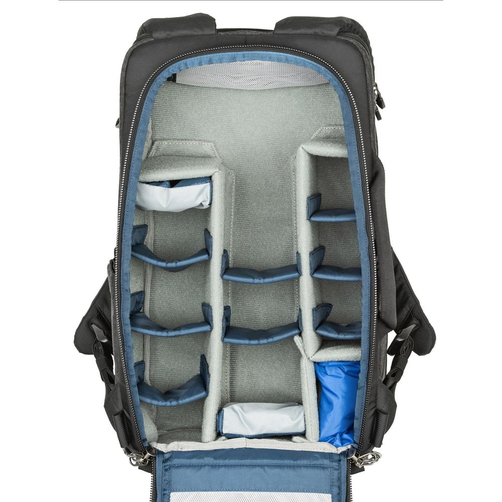 Ein schwarzer Rucksack mit gepolsterten Fächern in Grau und Blau für Kameraausrüstung.