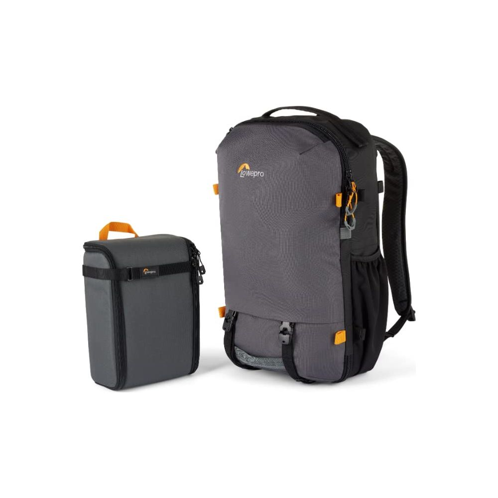 Uno zaino Lowepro grigio e una custodia per fotocamera grigia con accenti arancioni.