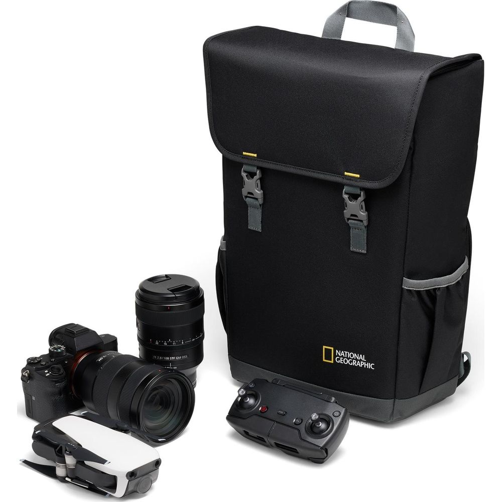 Un sac à dos noir avec logo National Geographic, appareil photo, objectif, drone et contrôleur.
