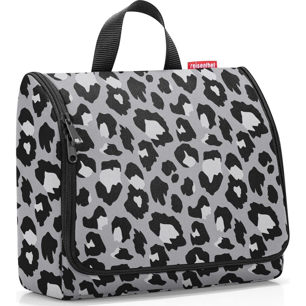 Una borsa da toilette grigia con stampa leopardata bianca e nera e zip nera.