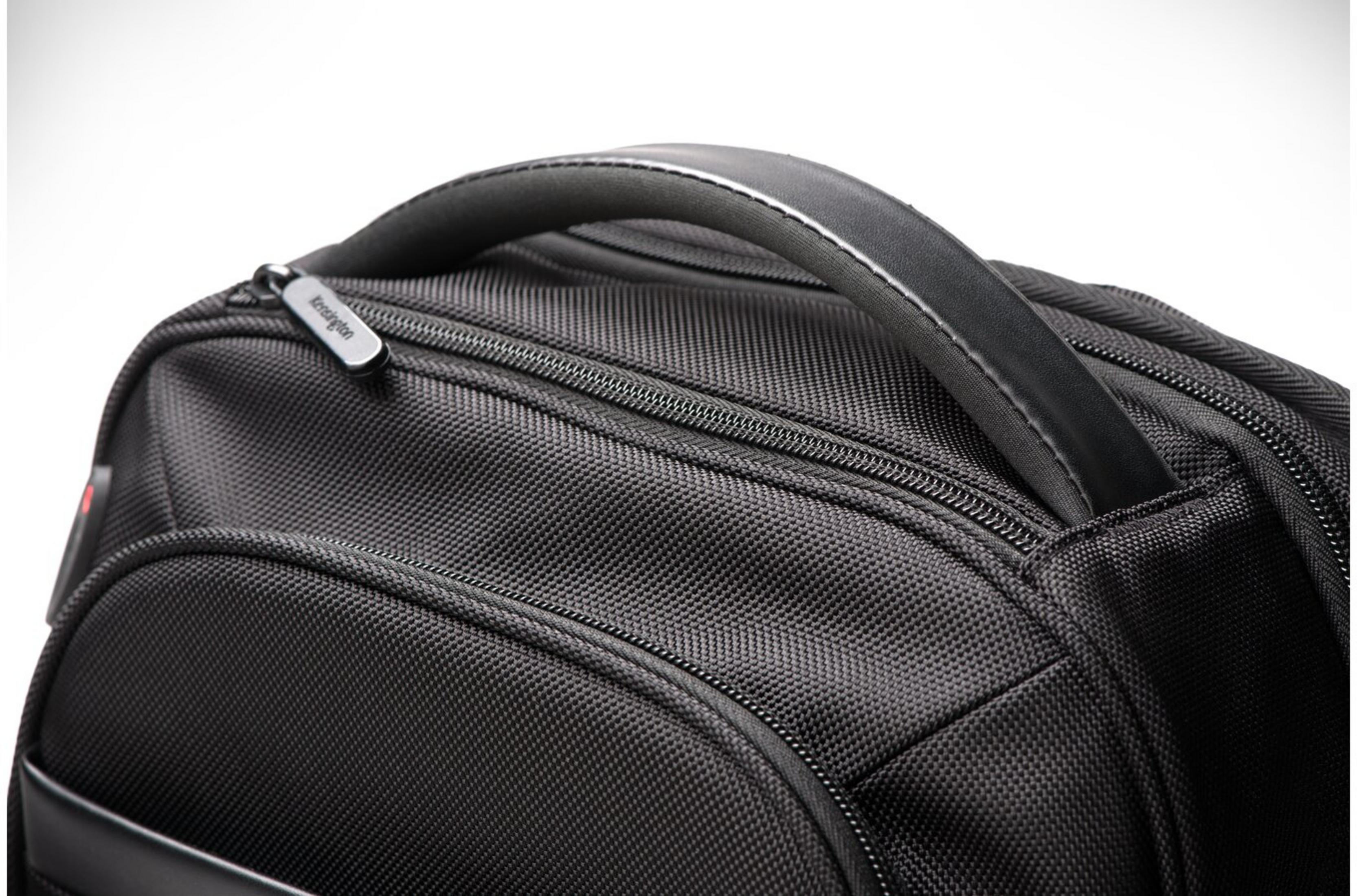 Primo piano di una borsa nera con manico in pelle e cerniere.