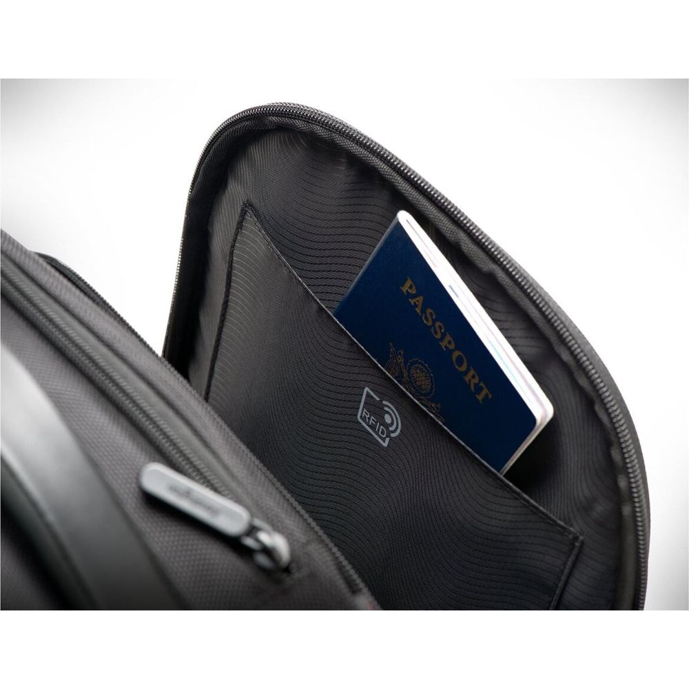Un passaporto blu è riposto in una borsa nera con protezione RFID.