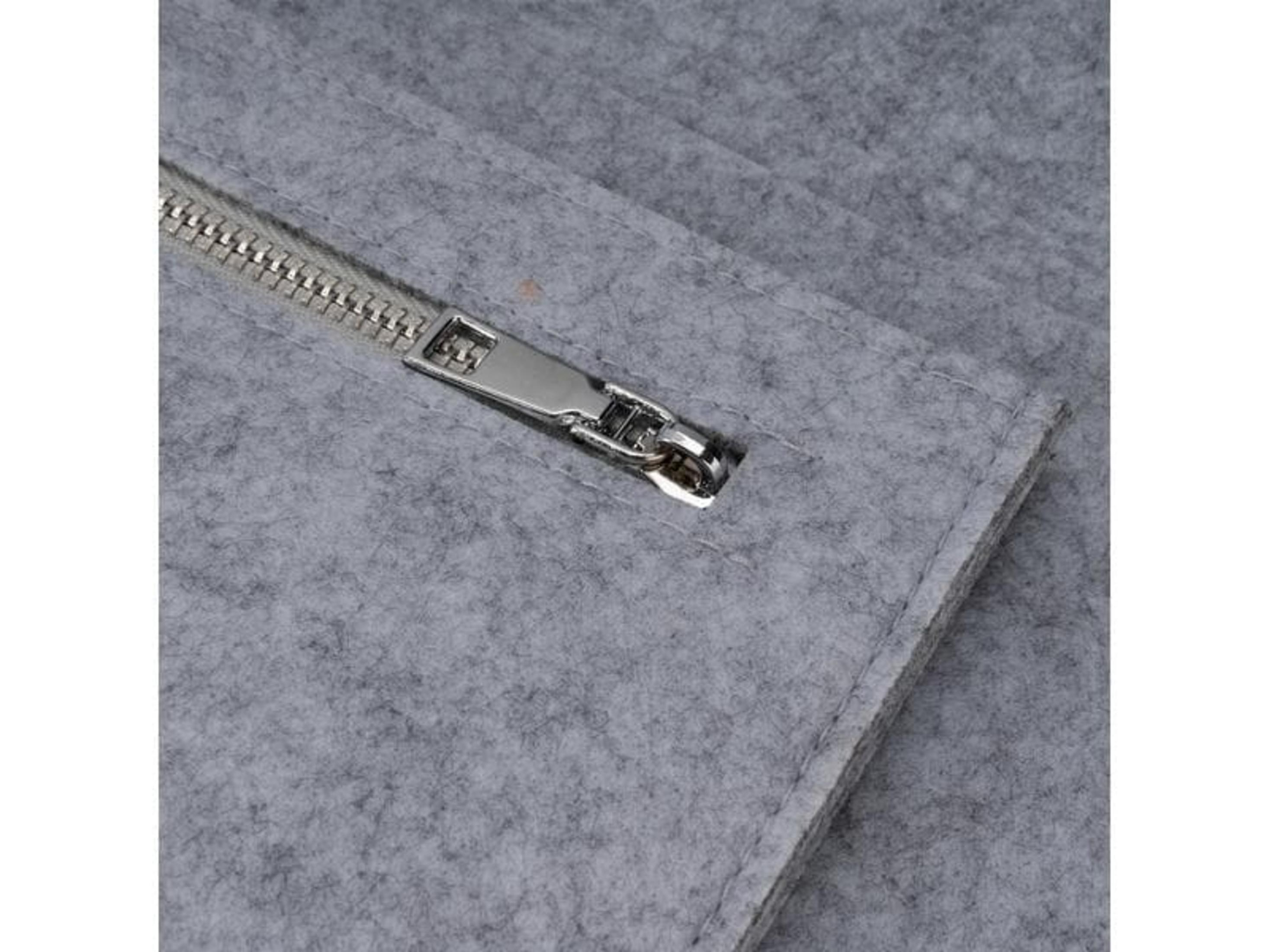 Tissu feutre gris avec fermeture éclair argentée et coutures visibles.
