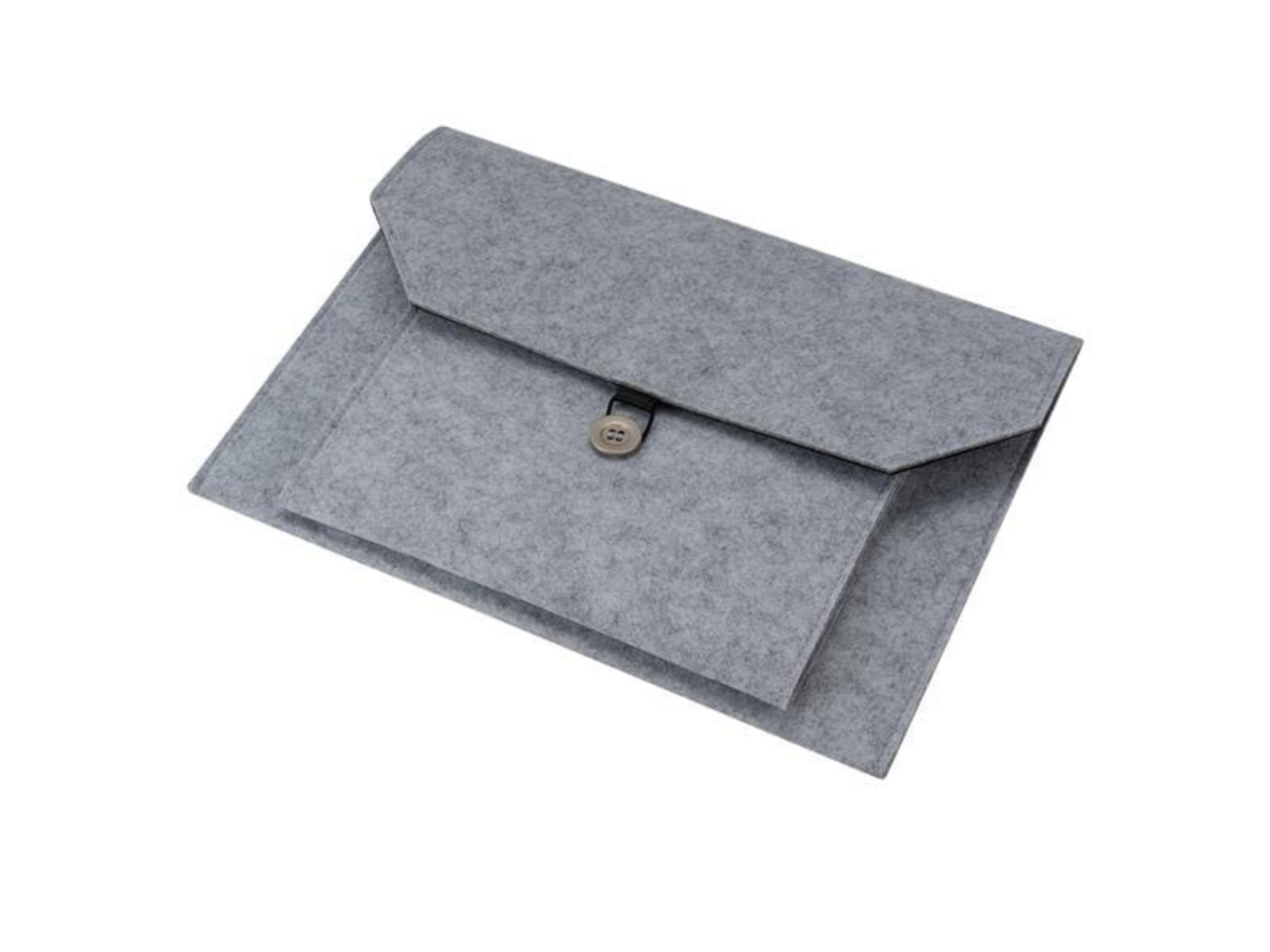 Une enveloppe en feutre gris avec fermeture à bouton, sur fond blanc.