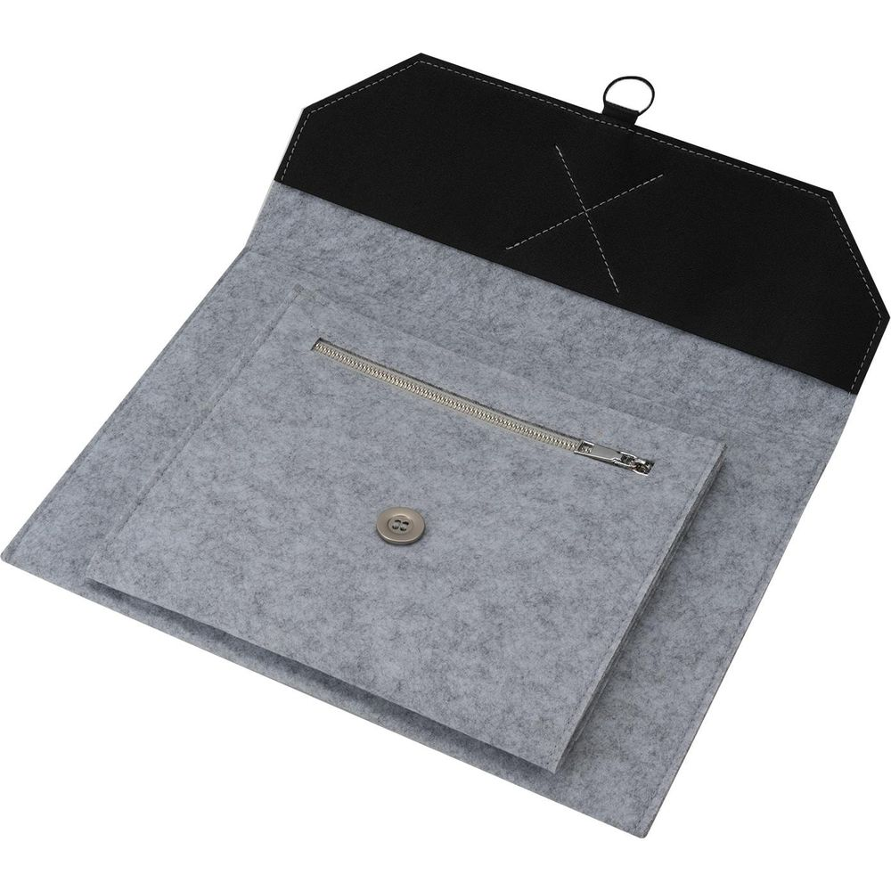 Pochette en feutre gris avec poche zippée et bouton.