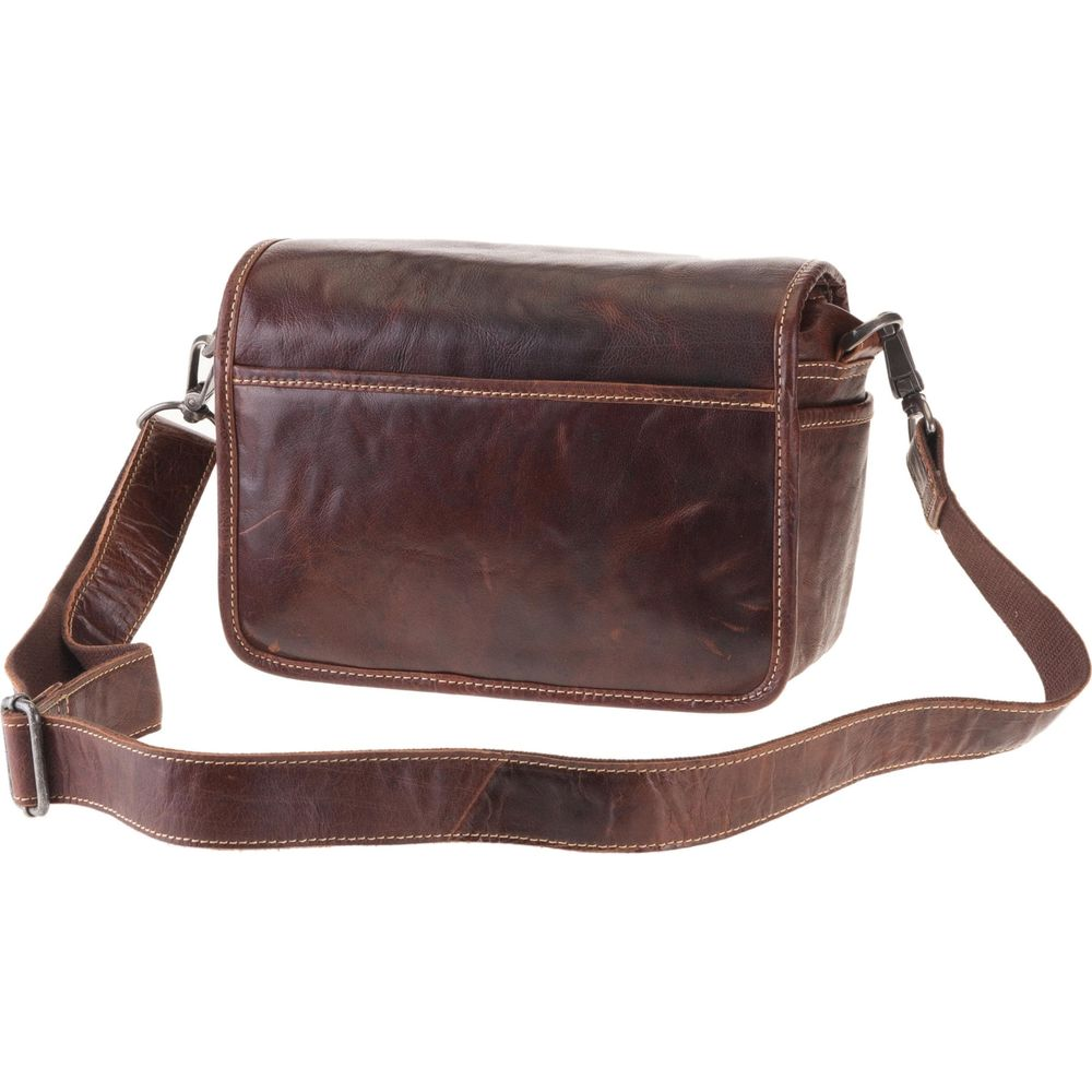 Borsa messenger in pelle marrone con tracolla, su sfondo bianco.