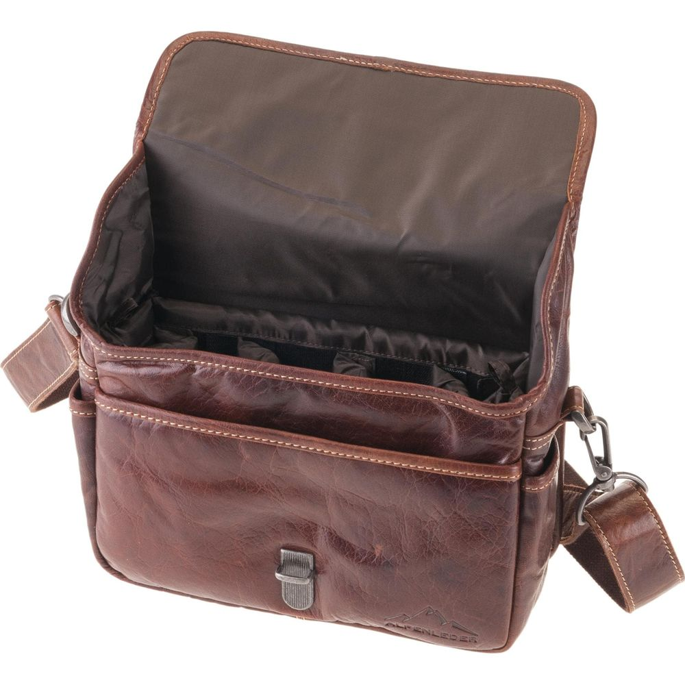 Una borsa in pelle marrone aperta con chiusura metallica e tracolla.