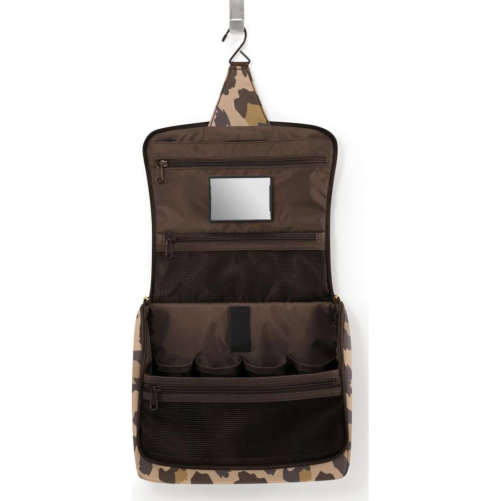 Beauty case marrone mimetico appeso a un gancio, con specchio e scomparti.