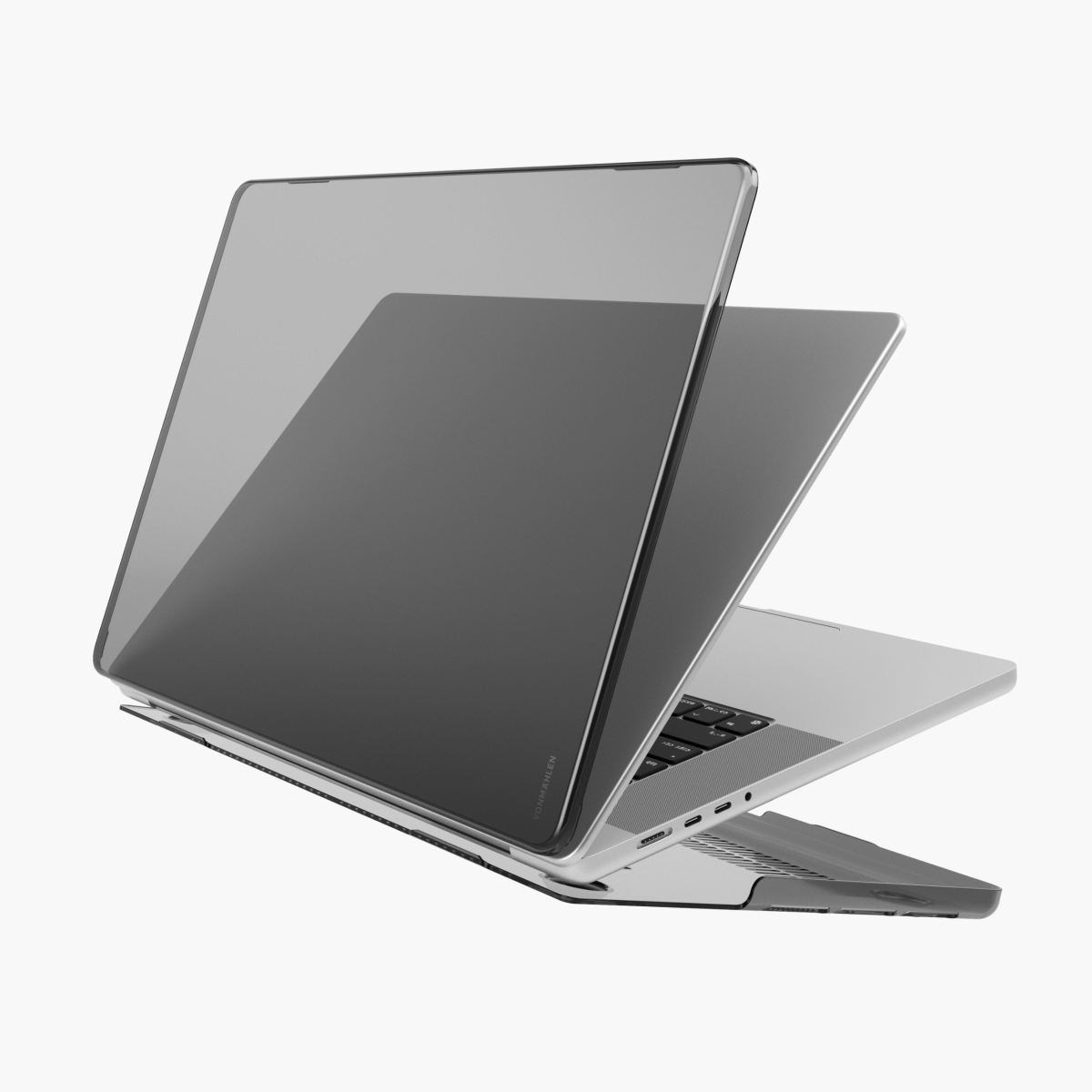 Ein silberner Laptop mit einer transparent-grauen Schutzhülle, auf weißem Hintergrund.