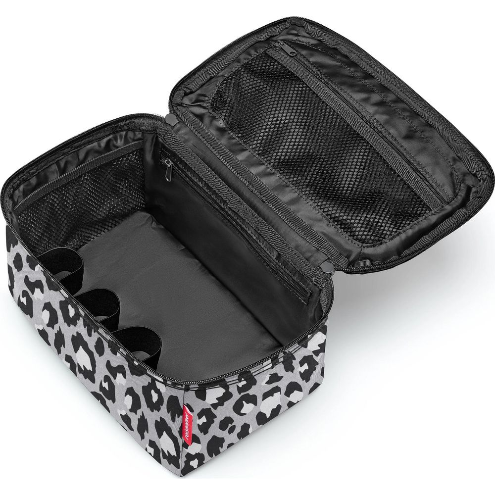 Eine offene leopardgemusterte Kosmetiktasche mit Netztaschen und Gummibändern.
