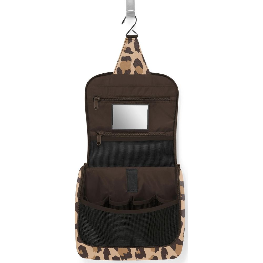 Beauty case marrone con stampa leopardata appeso a un gancio. Con specchio.