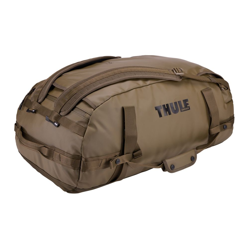 Eine olivgrüne Thule Reisetasche mit schwarzen Griffen und Riemen auf weißem Hintergrund.