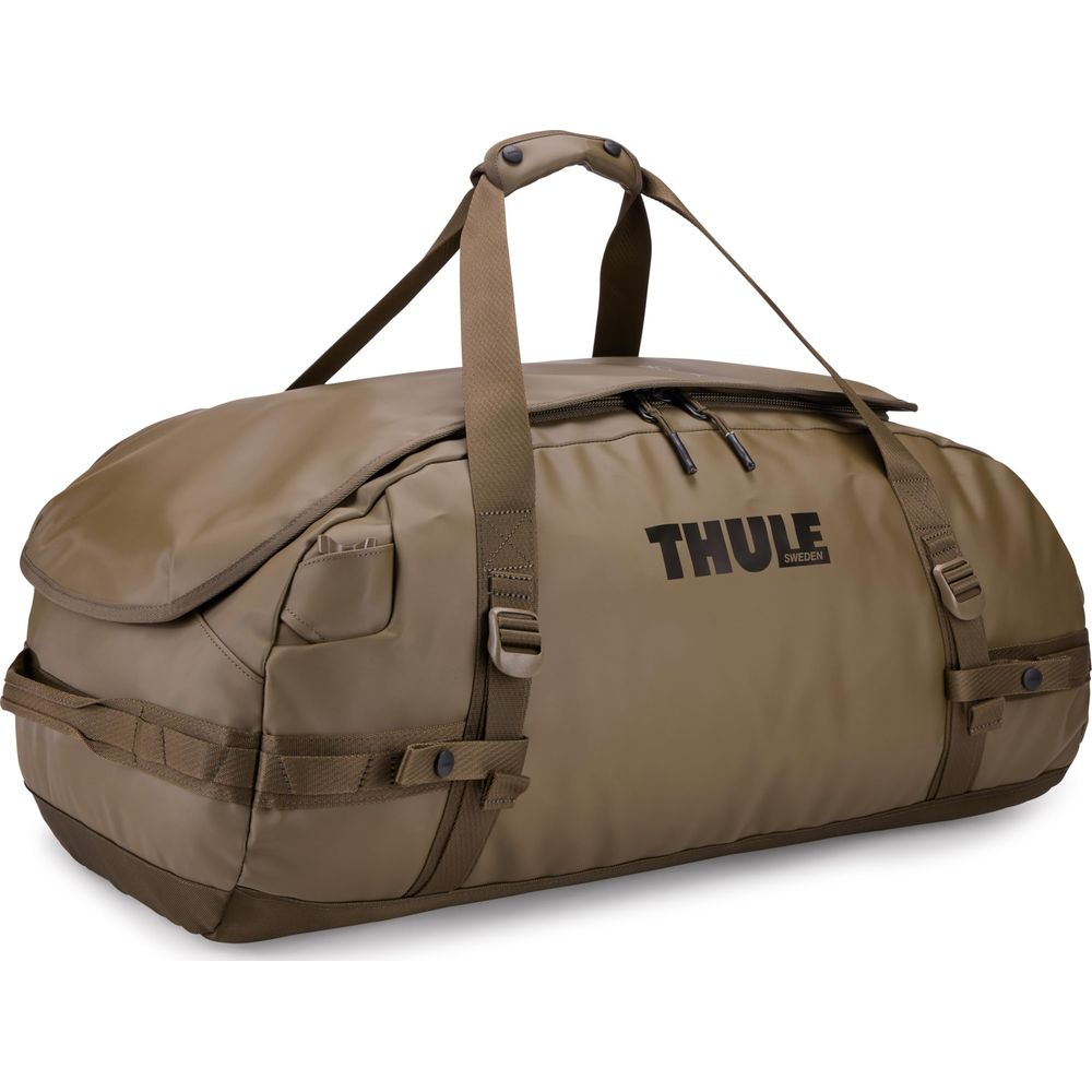 Khakifarbene Thule-Reisetasche mit schwarzem Logo und Trägern, auf Weißem.