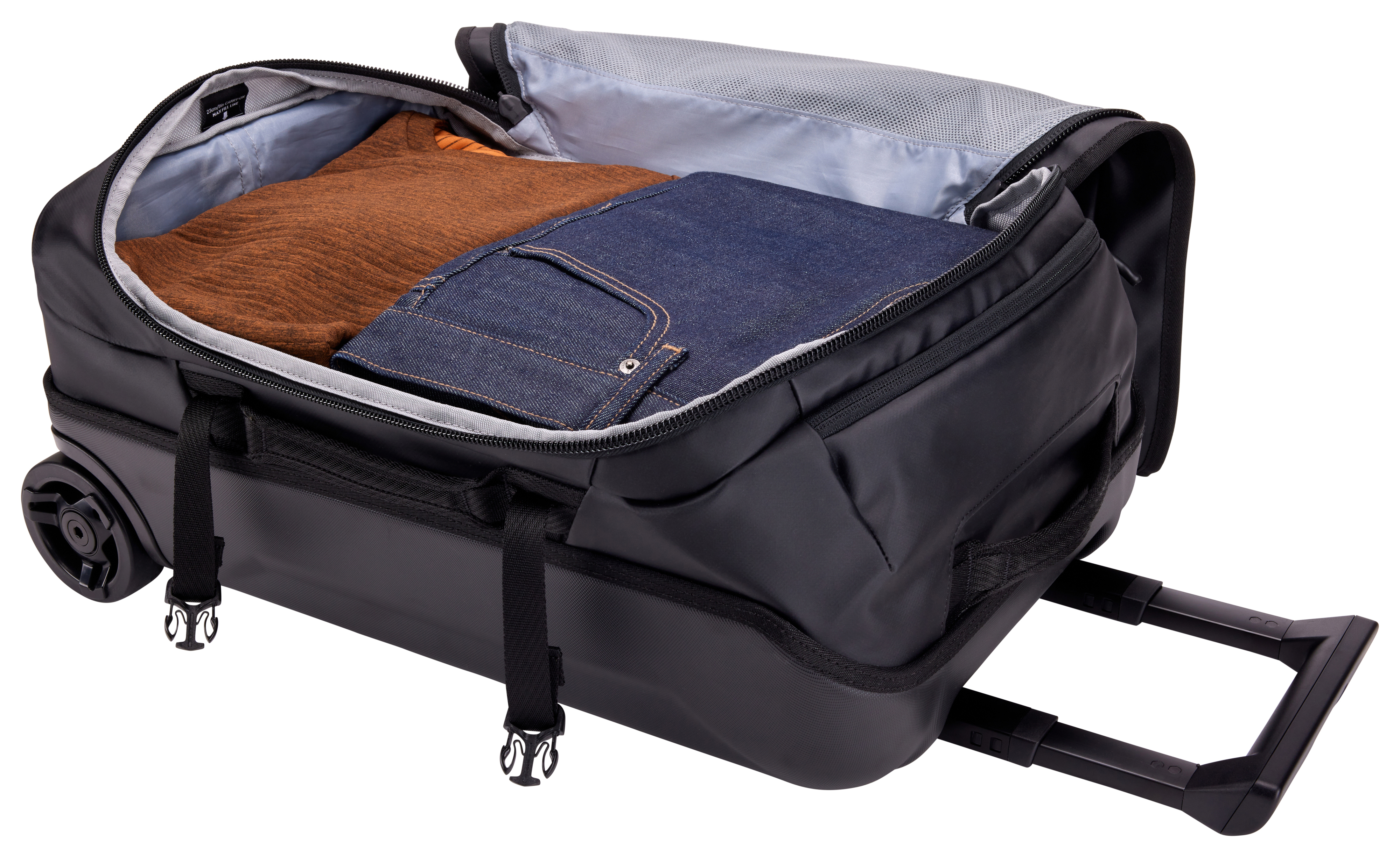 Schwarze Reisetasche mit Kleidung, Rädern und ausziehbarem Griff.