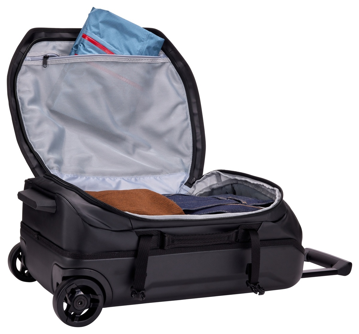 Schwarzer Koffer mit Rollen, geöffnet, mit Kleidung und blauer Tasche