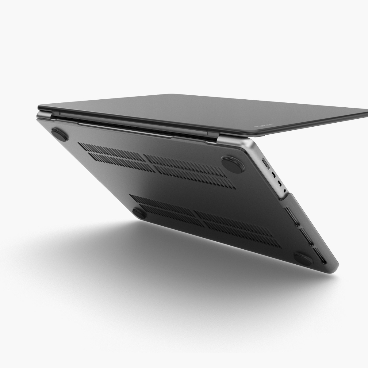 Eine schwarze Laptoptasche von unten gezeigt, mit sichtbaren Lüftungsschlitzen und Anschlüssen.