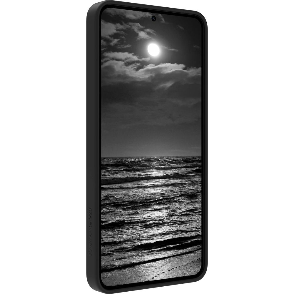 Schwarze Hülle mit Mondlicht über stürmischer See und Strand.