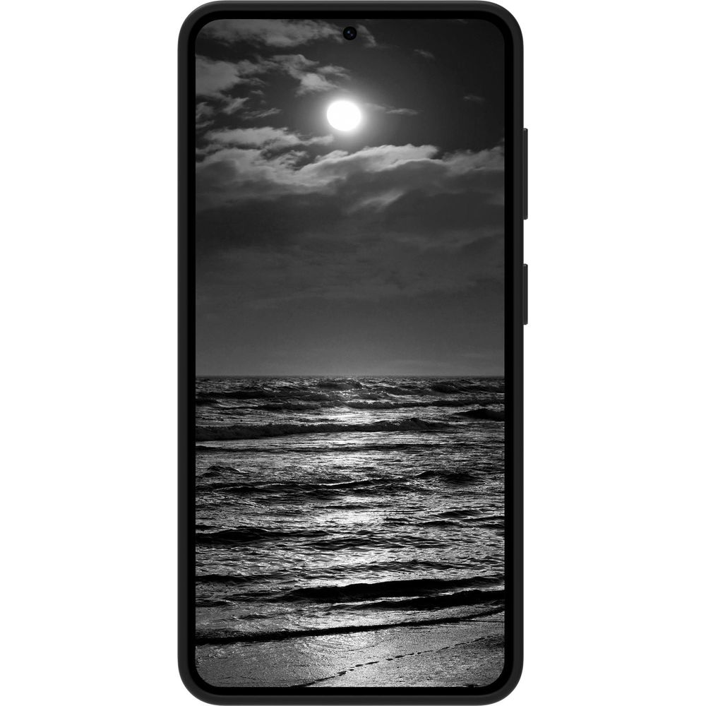 Eine Mondlichtaufnahme des Meeres mit Wellen, die auf den Strand treffen.