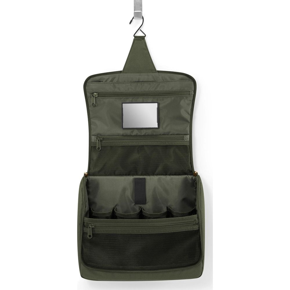Grüne Kulturtasche mit Spiegel, hängt an einem Haken. Mehrere Fächer.