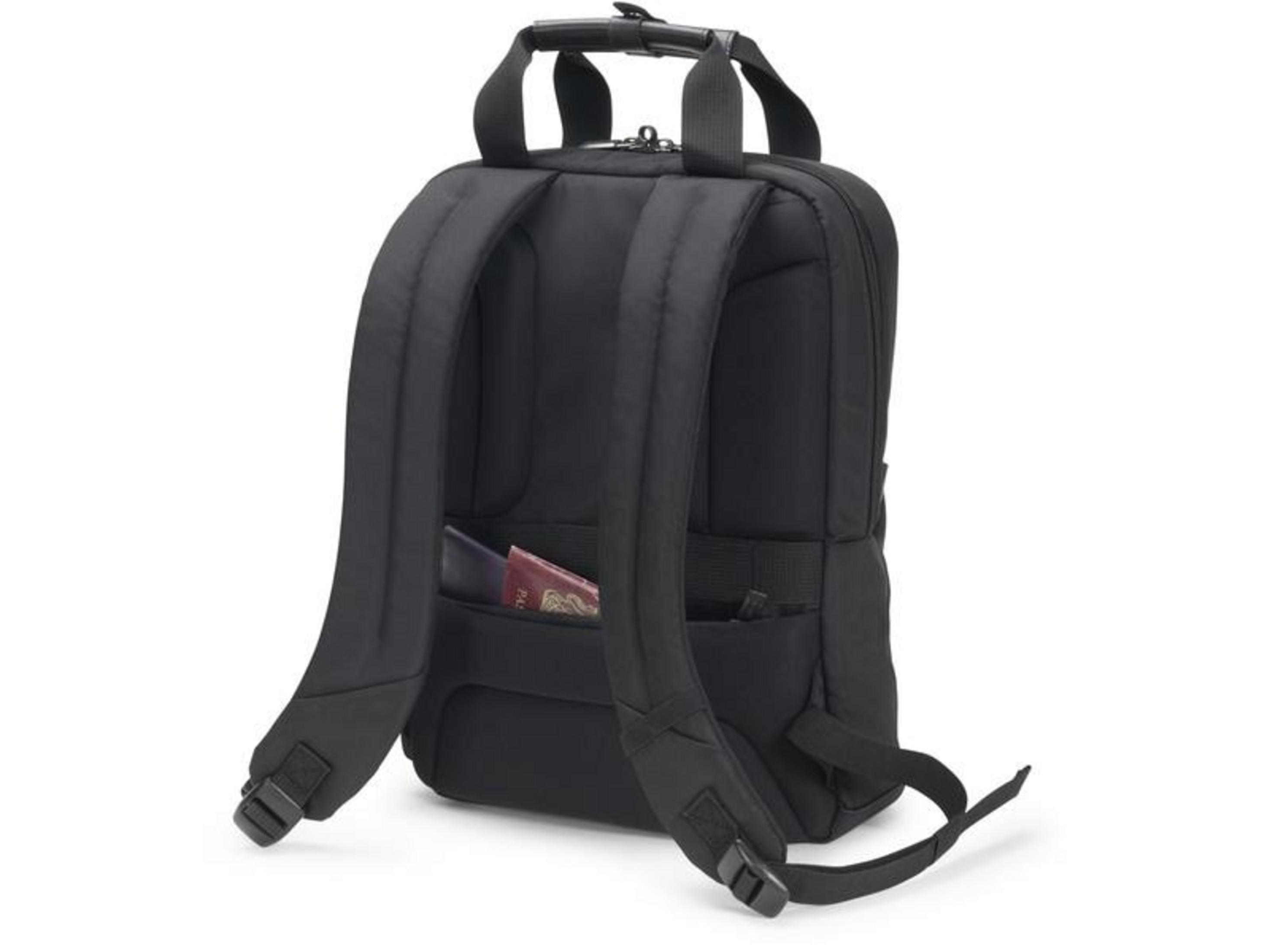 Schwarzer Rucksack mit gepolsterten Trägern, offenem Fach mit Pässen.