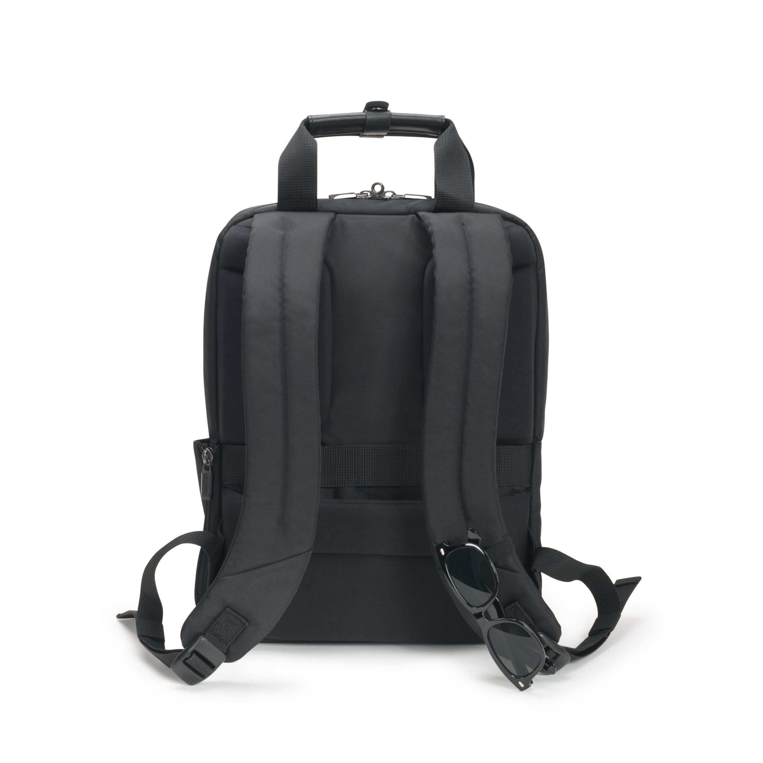 Schwarzer Rucksack mit Sonnenbrille, weier Hintergrund.