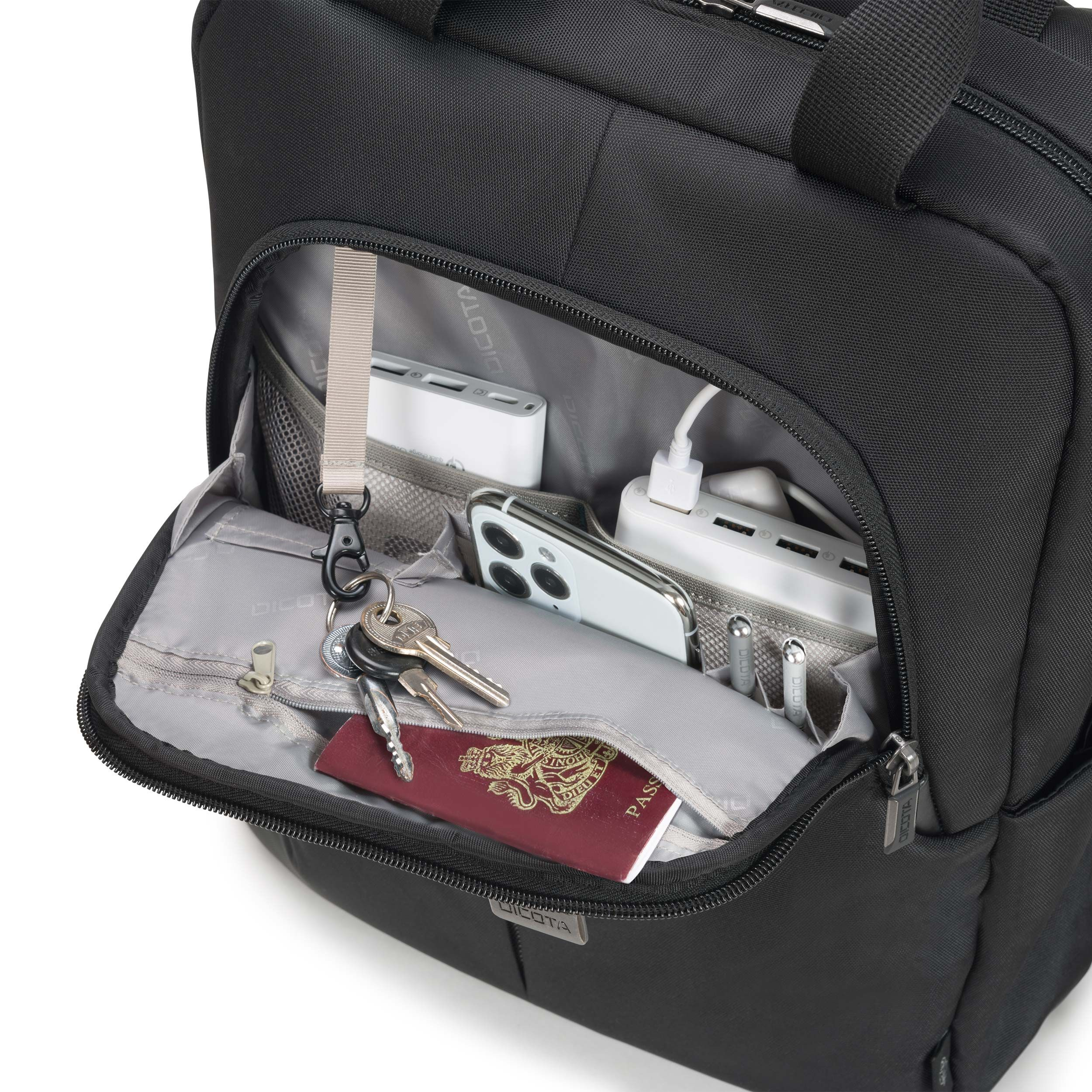 Schwarze Tasche geöffnet, zeigt Handy, Schlüssel, Reisepass & Powerbanks.