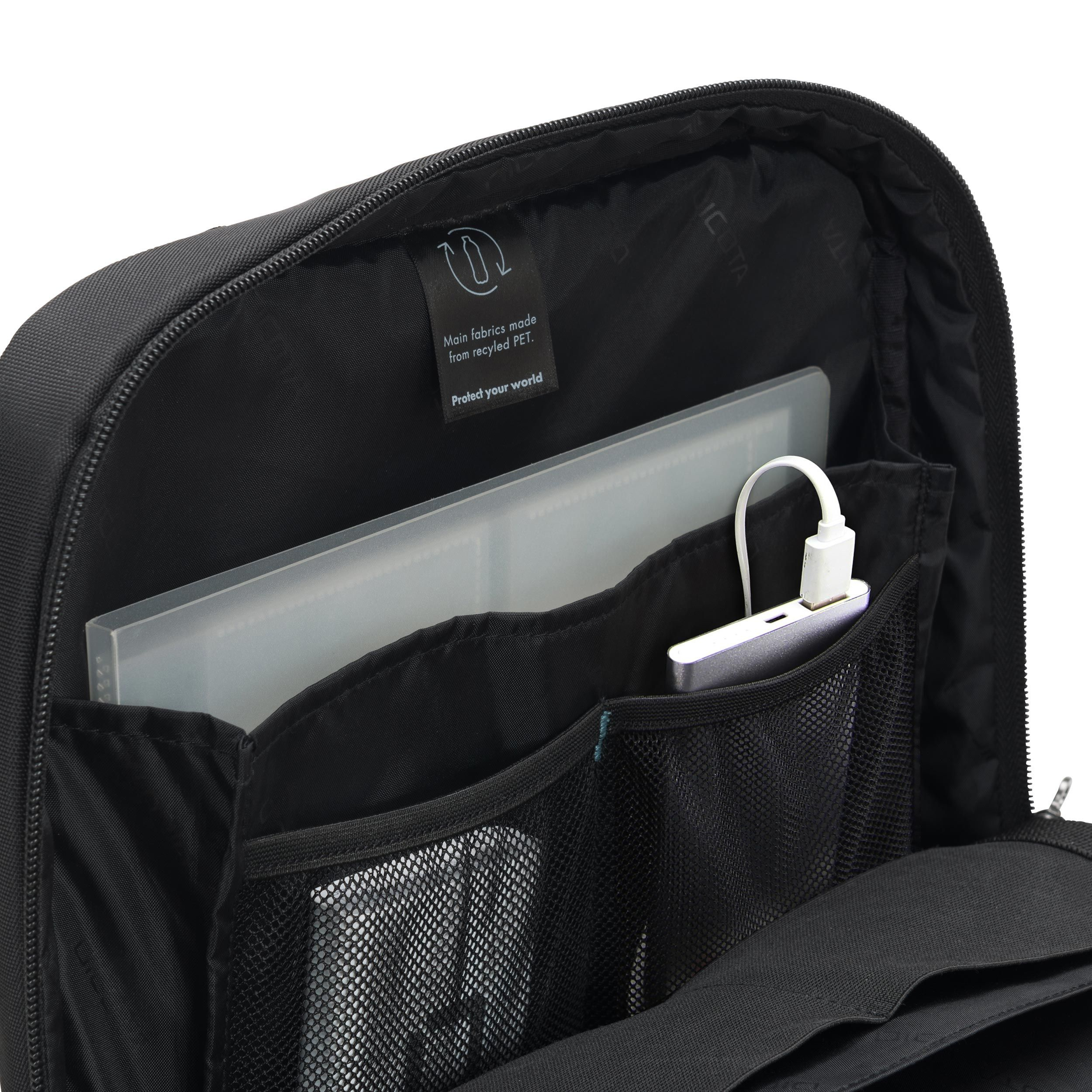 Schwarzer Rucksack mit Fächern, einer Powerbank und einem Ladekabel.
