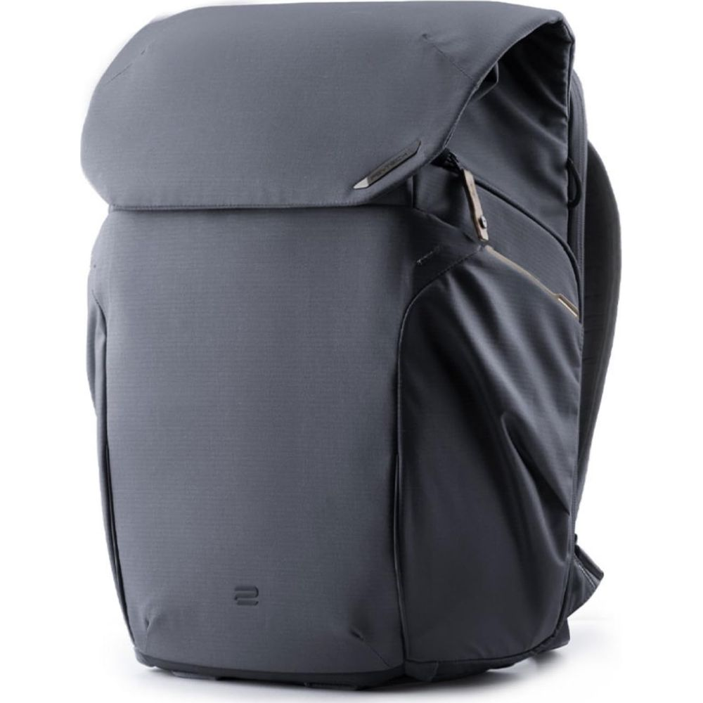 Grauer Rucksack mit Klappe und Reißverschluss auf weißem Hintergrund.