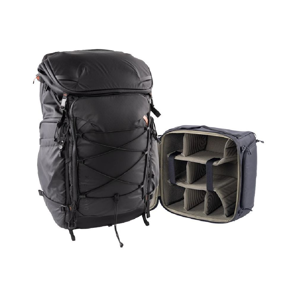 Ein schwarzer Rucksack mit einem offenen, gepolsterten Kameraeinsatz daneben.