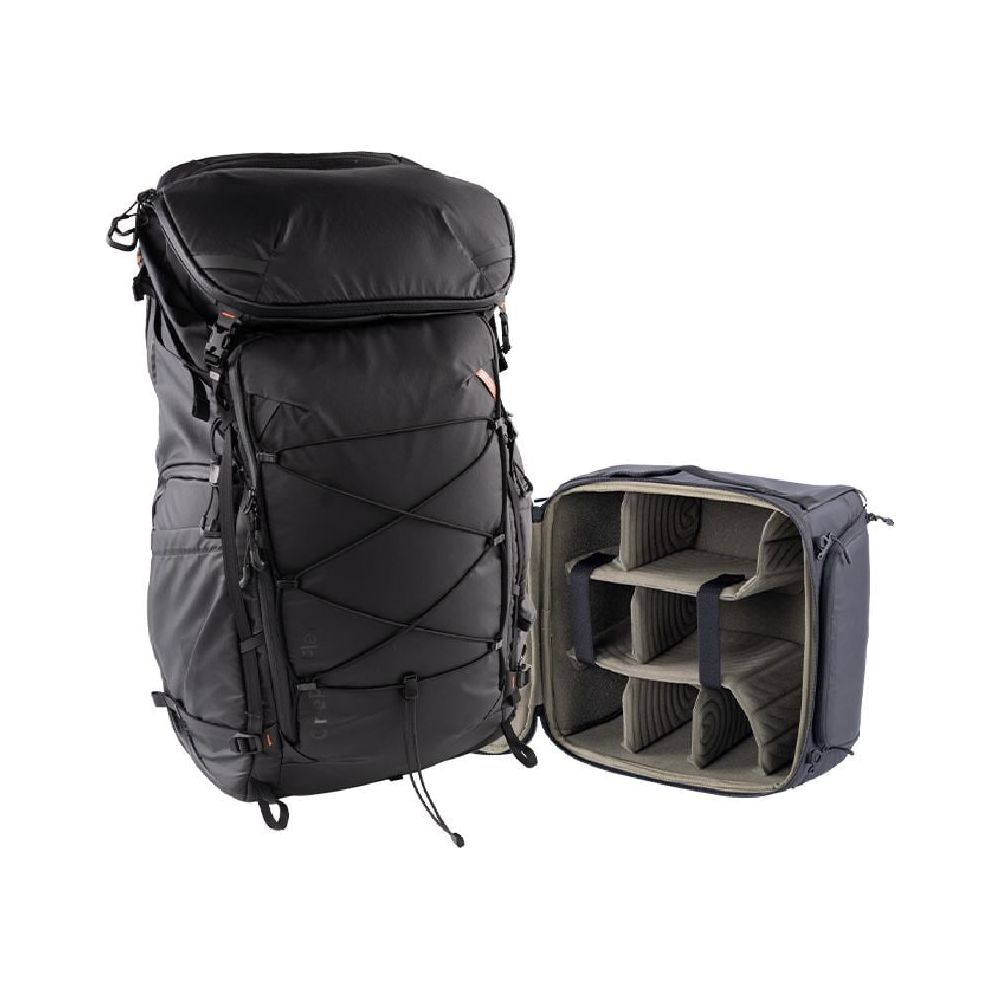 Ein schwarzer Rucksack mit einem offenen Einsatz für Kameras und Objektive.