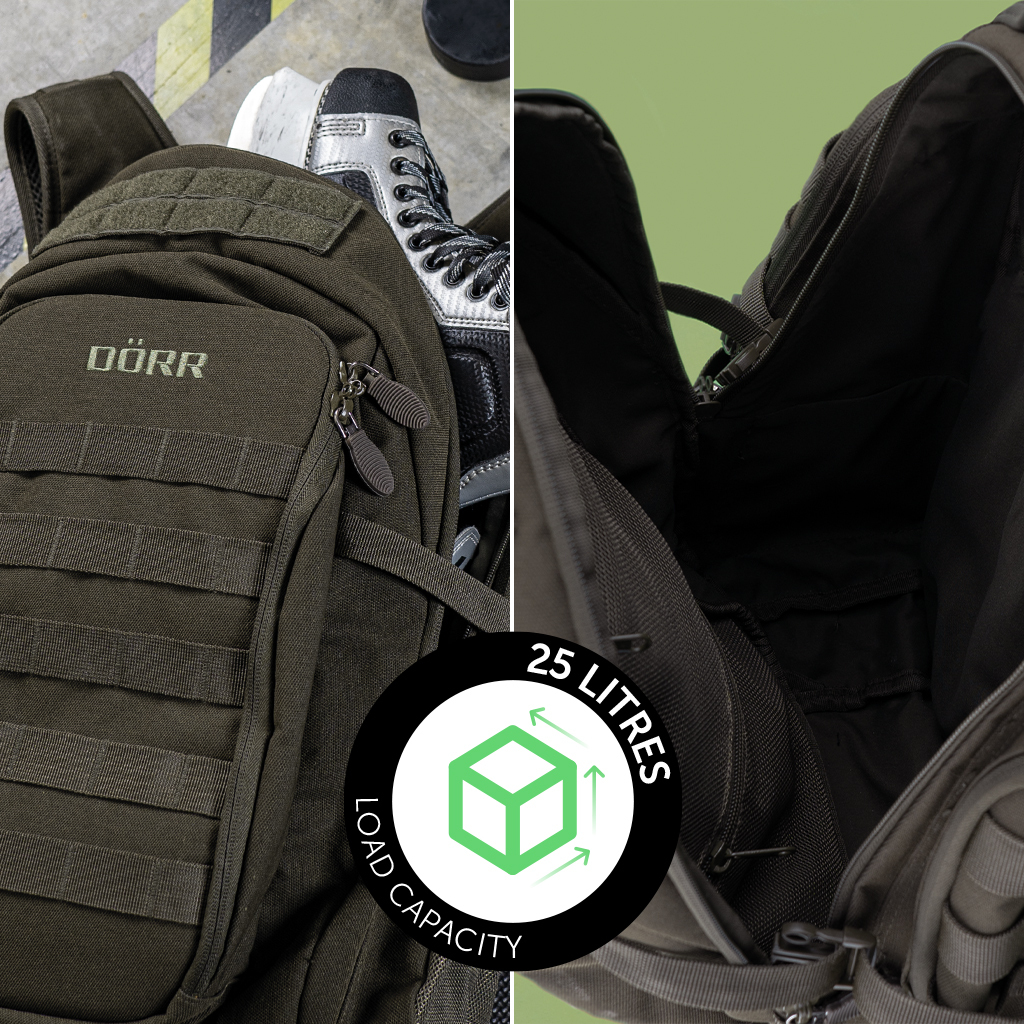 Uno zaino verde da 25L di capacità, accanto a un pattino da hockey su ghiaccio.